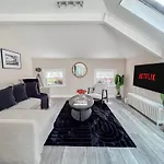 Trendy London Hideaway Apartment